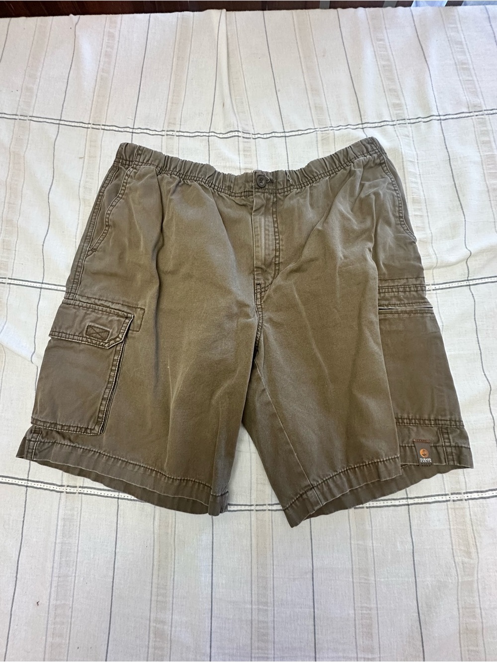 Classic Men's Cargo Shorts in Olive - Casual Utility Style